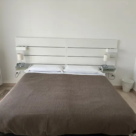 Essential & Parking In Centro Citta Con Parcheggio Privato E Wifi בית הארחה *