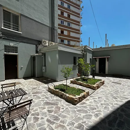 Essential & Parking In Centro Citta Con Parcheggio Privato E Wifi בית הארחה