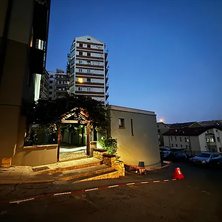 Essential & Parking In Centro Citta Con Parcheggio Privato E Wifi *