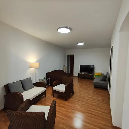 Essential & Parking In Centro Citta Con Parcheggio Privato E Wifi בית הארחה