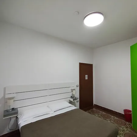 Essential & Parking In Centro Citta Con Parcheggio Privato E Wifi בית הארחה *